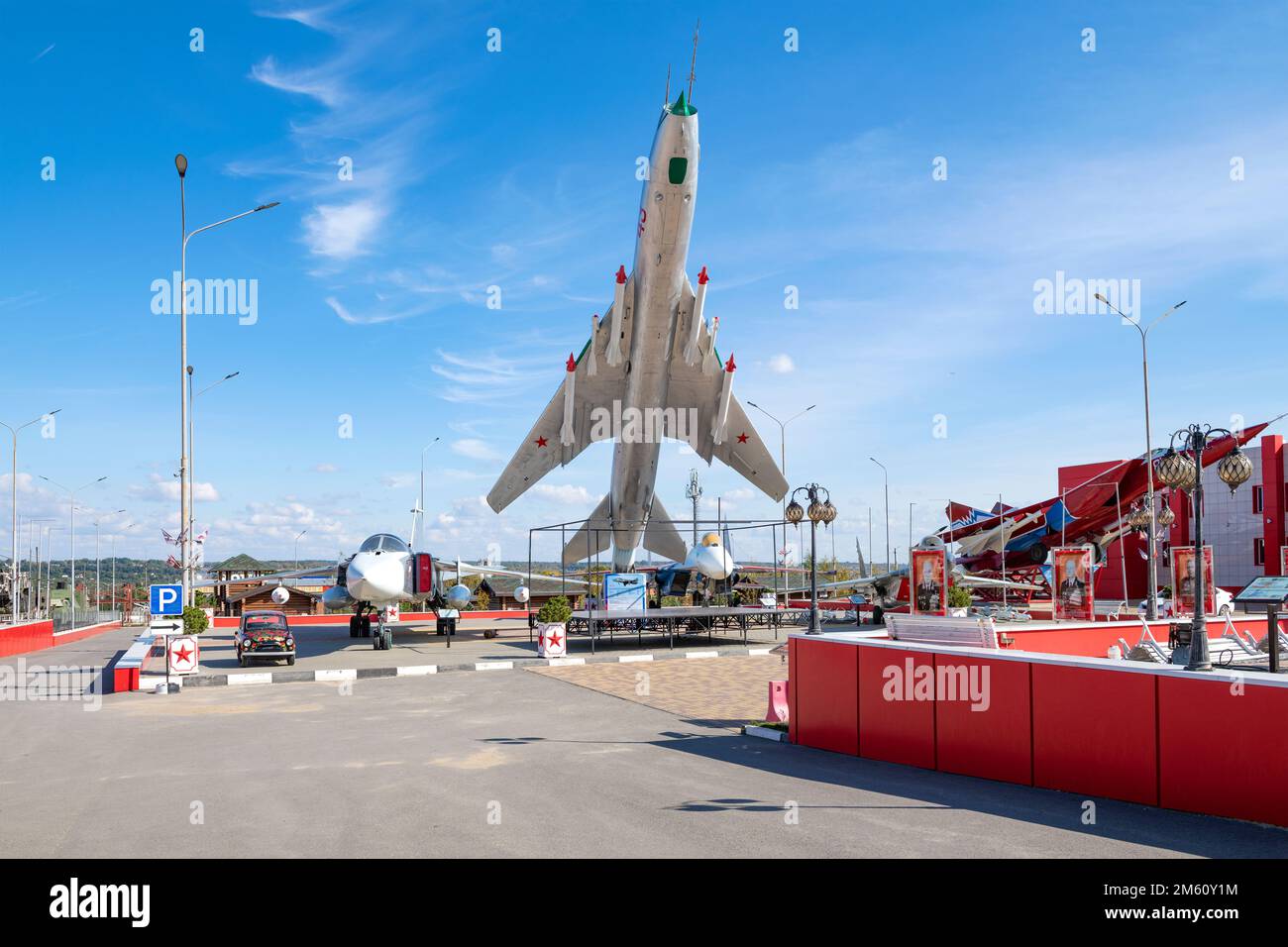 KAMENSK-SHAKHTINSKY, RUSSLAND - 04. OKTOBER 2021: Su-17-Kampfbomber in der Ausstellung der sowjetischen Militärluftfahrt des Patriot-Parks auf sonnigen Plätzen Stockfoto