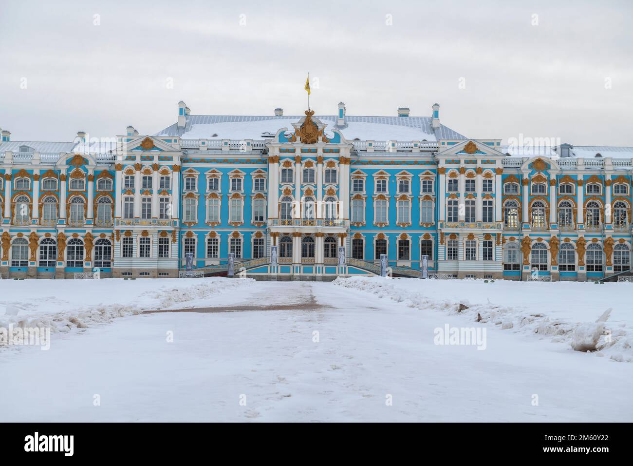 PUSCHKIN, RUSSLAND - 08. MÄRZ 2022: Katharinenpalast an einem bewölkten Märztag. Tsarskoye Selo Stockfoto
