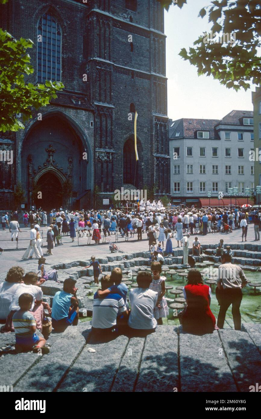 Menschen auf einem Open-Air-Event auf einem öffentlichen Platz im Jahr 1982, München, Bayern, Deutschland Stockfoto