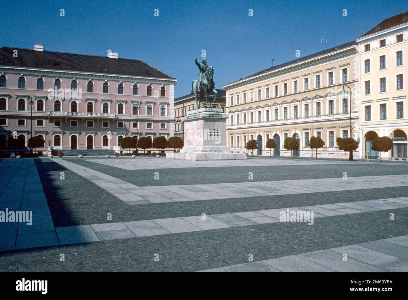 Wittelsbach Platz mit Statue des Maximilianischen Prinzen von Bayern 1982, München, Bayern Stockfoto