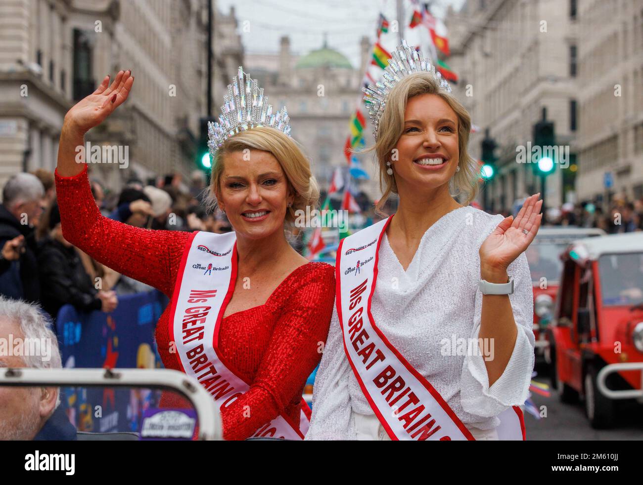 London, Großbritannien. 1. Januar 2022. Miss britische Kandidaten. Etwa 8,000 Künstler aus der ganzen Welt nehmen an der Neujahrsparade im Zentrum von London Teil, nach einer 2-jährigen Pause wegen der Coronavirus-Pandemie. Kredit: Mark Thomas/Alamy Live News Stockfoto