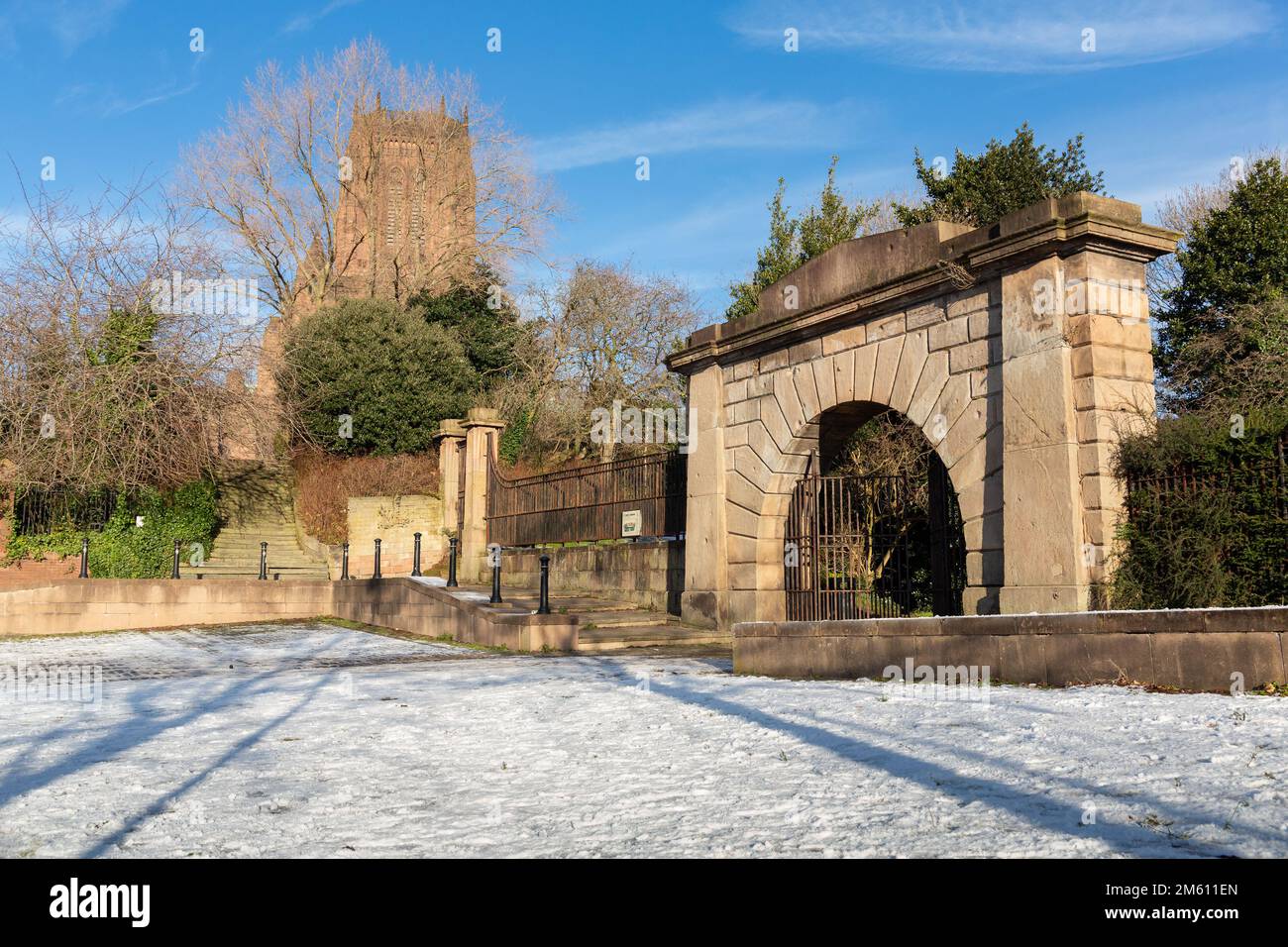 Liverpool, Großbritannien: Eingang zum St. James Mount und den Gärten, mit Blick auf die anglikanische Kathedrale. Winterszene mit einer leichten Staubbildung von Stockfoto