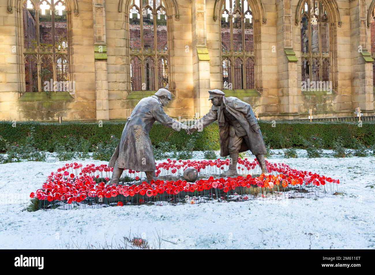 Liverpool, Großbritannien: Statue des Weihnachtsfriedens von Andy Edwards mit dem Titel „All Together Now“, vor der bombardierten Kirche von Saint Luke. Stockfoto
