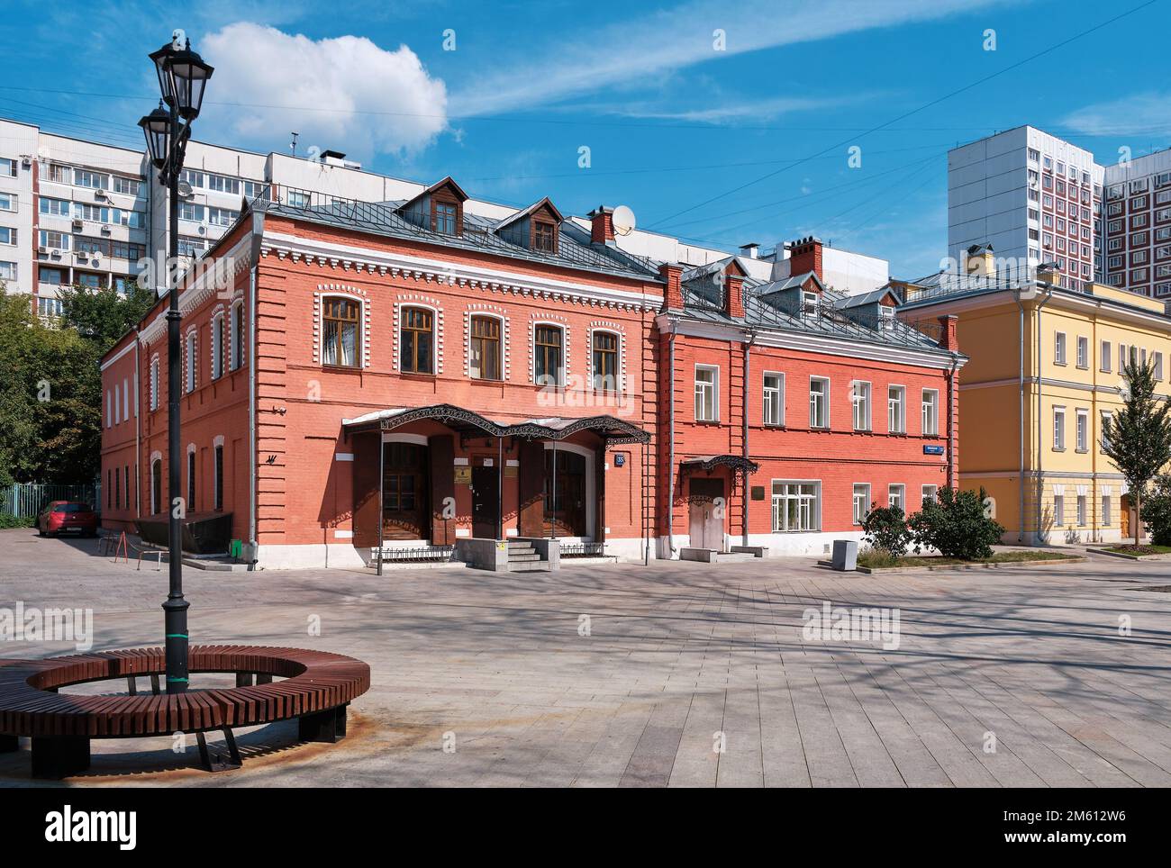 Haus 1917, Ensemble der Rogozhskaya Yamskaya Sloboda, derzeit beherbergt das Gebäude die Verwaltung der Nordseeroute: Moskau, Russland - Stockfoto