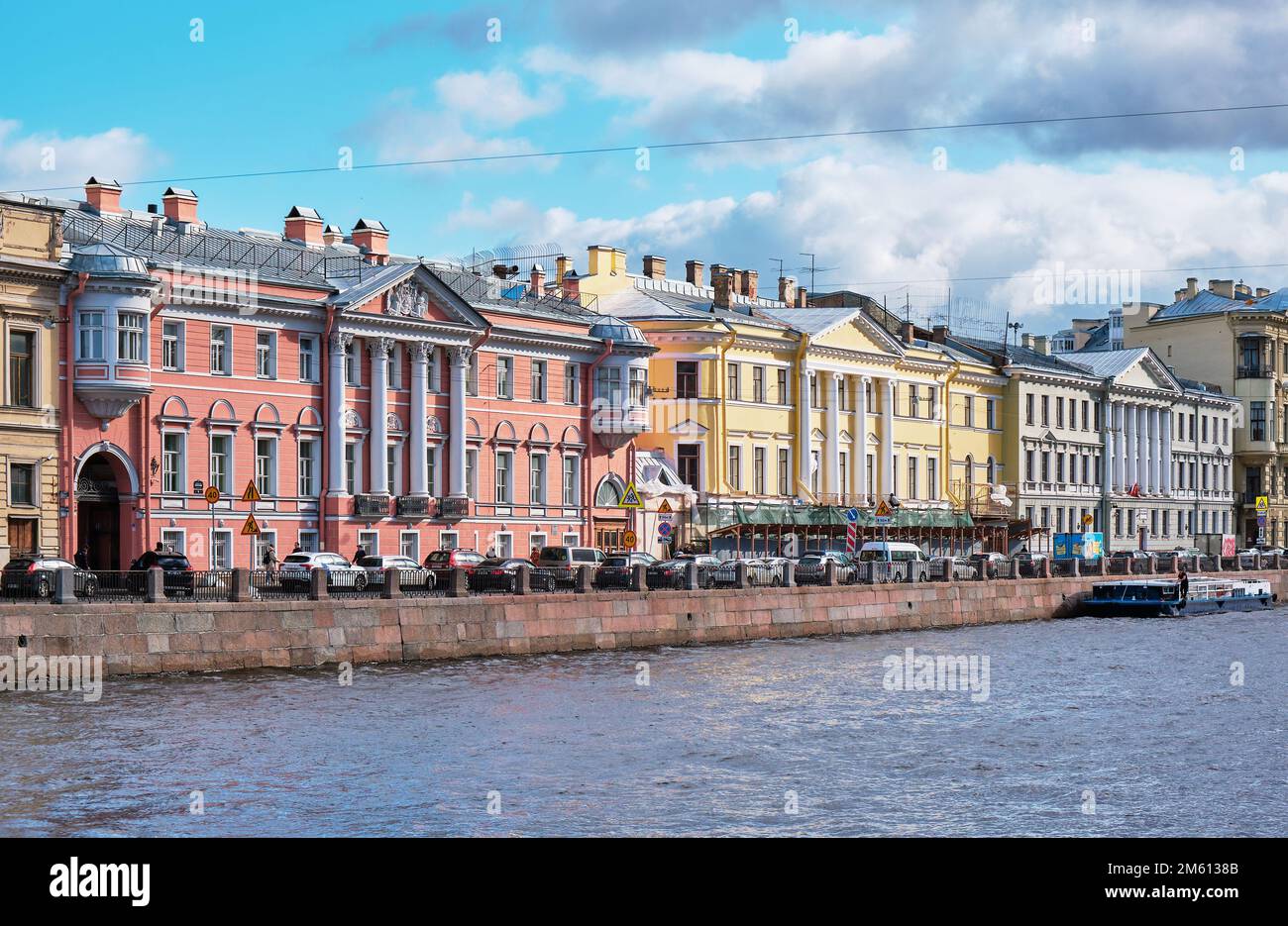 Blick auf das ehemalige Haus der Paschkows - Levashov Mansion, 1836, und House of P.V. Neklyudov - Vadkowskaya - A.N. Golitsyn, 1787-1790, Fontanka Emba Stockfoto