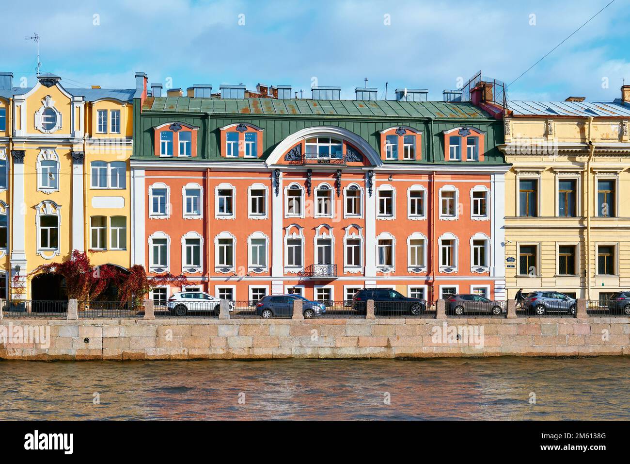 Blick auf das ehemalige Olsufievs-Haus, rechte Seite, erbaut im 18. Jahrhundert, Fontanka-Ufer, architektonisches Monument, Stadtbild: St. Petersbur Stockfoto