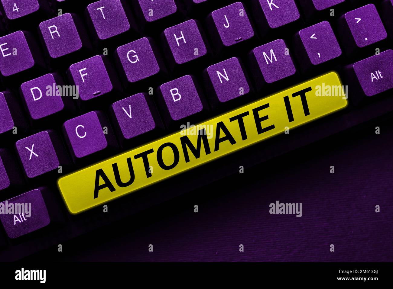 Textzeichen, das „Automate IT“ anzeigt. Konzept, das bedeutet, Prozess oder Anlage in automatische Anlagen umzuwandeln. Stockfoto