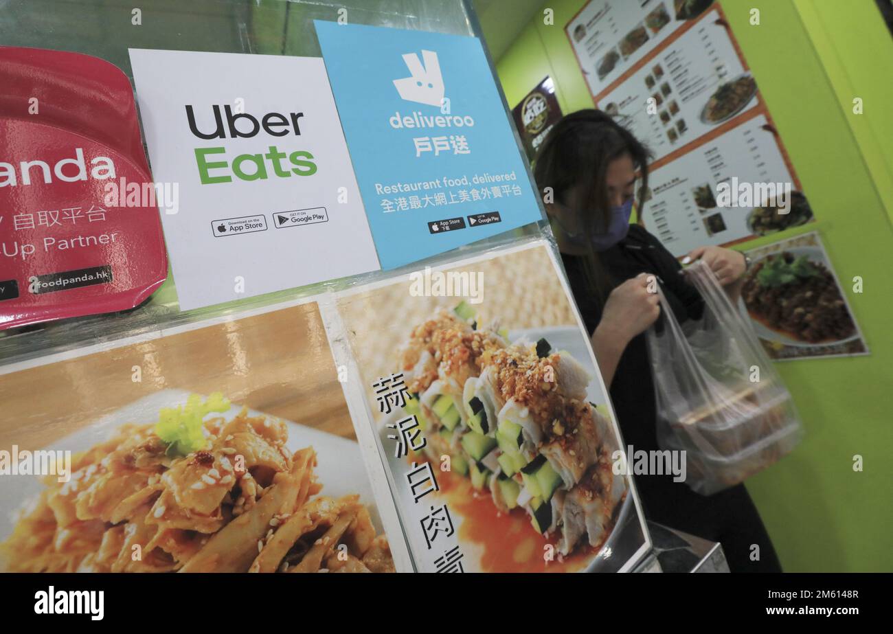 Der Lebensmittellieferant Uber Eats wird seine Geschäfte in Hongkong bis zum Ende des Jahres einstellen Das in Tsim Sha Tsui aufgenommene Foto zeigt die Logos der Lieferplattformen für Lebensmittel. 30NOV21 SCMP/Felix Wong Stockfoto