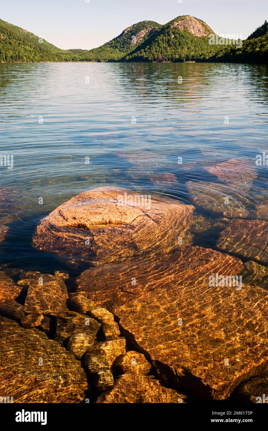 Die Bubbles und der Jordan Pond an einem Sommermorgen im Acadia-Nationalpark in Maine Stockfoto