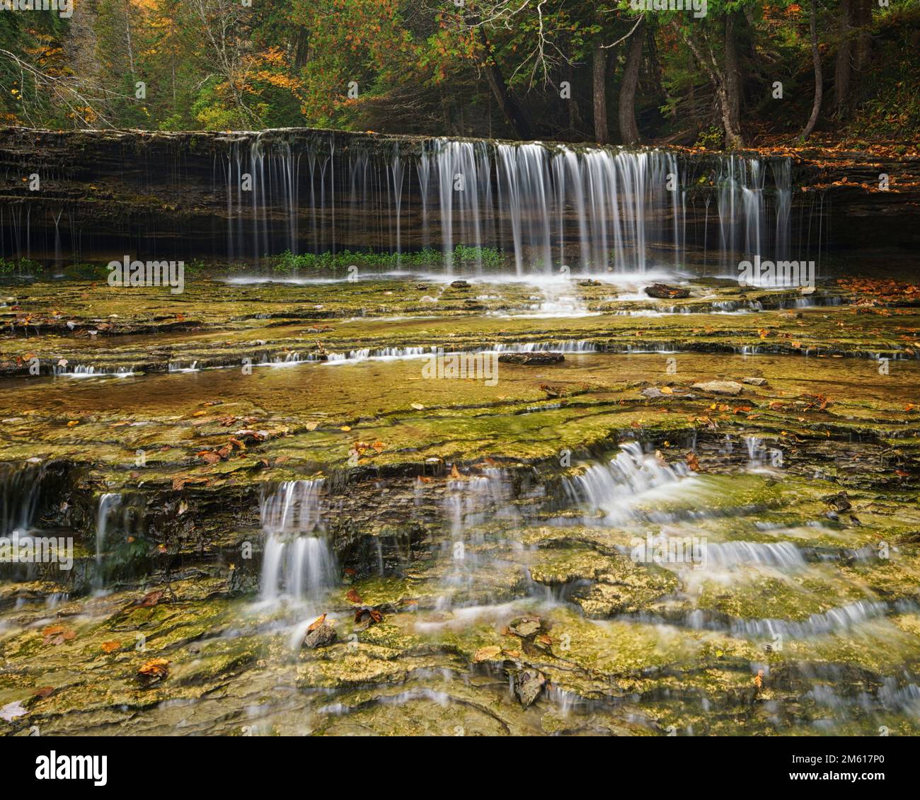 Herbst an den Au Train Falls auf der oberen Halbinsel von Michigan Stockfoto