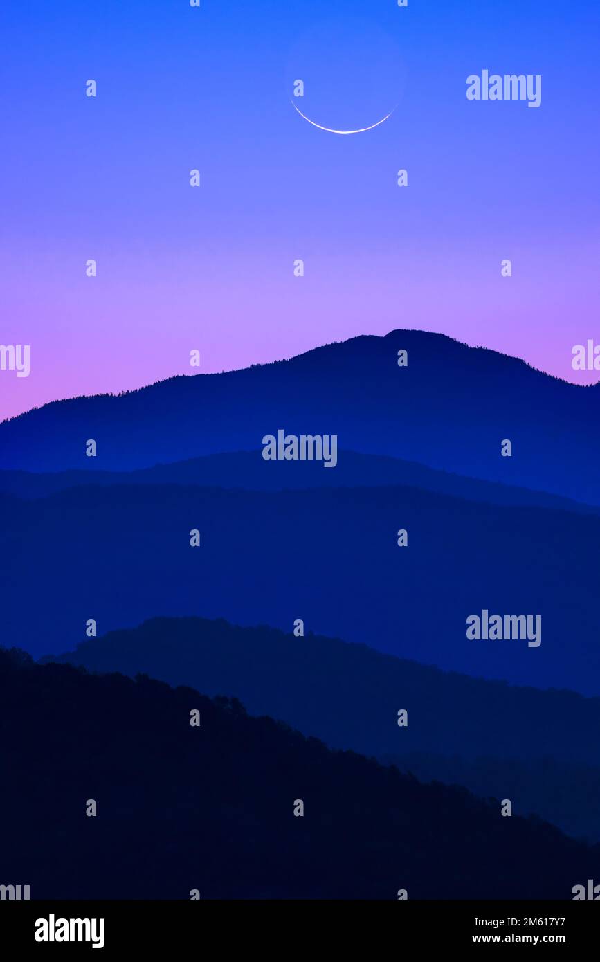 Der Neumond erhebt sich über den Smoky Mountains in der Nähe von Townsend, Tennessee Stockfoto