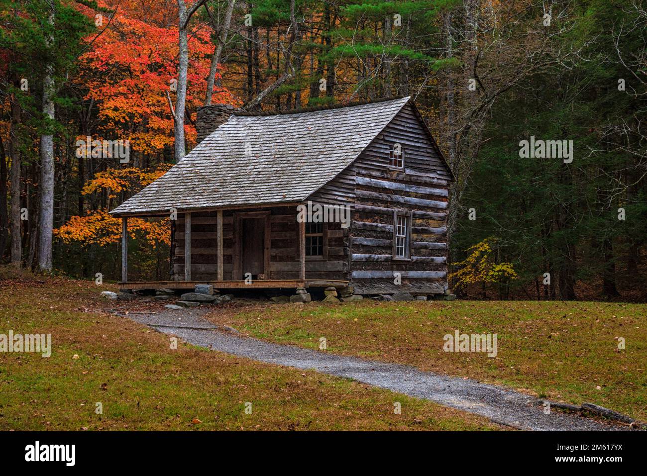 Herbstblick auf die Carter Shields Hütte im Cades Cove Abschnitt des Great Smoky Mountain National Park in Tennessee Stockfoto