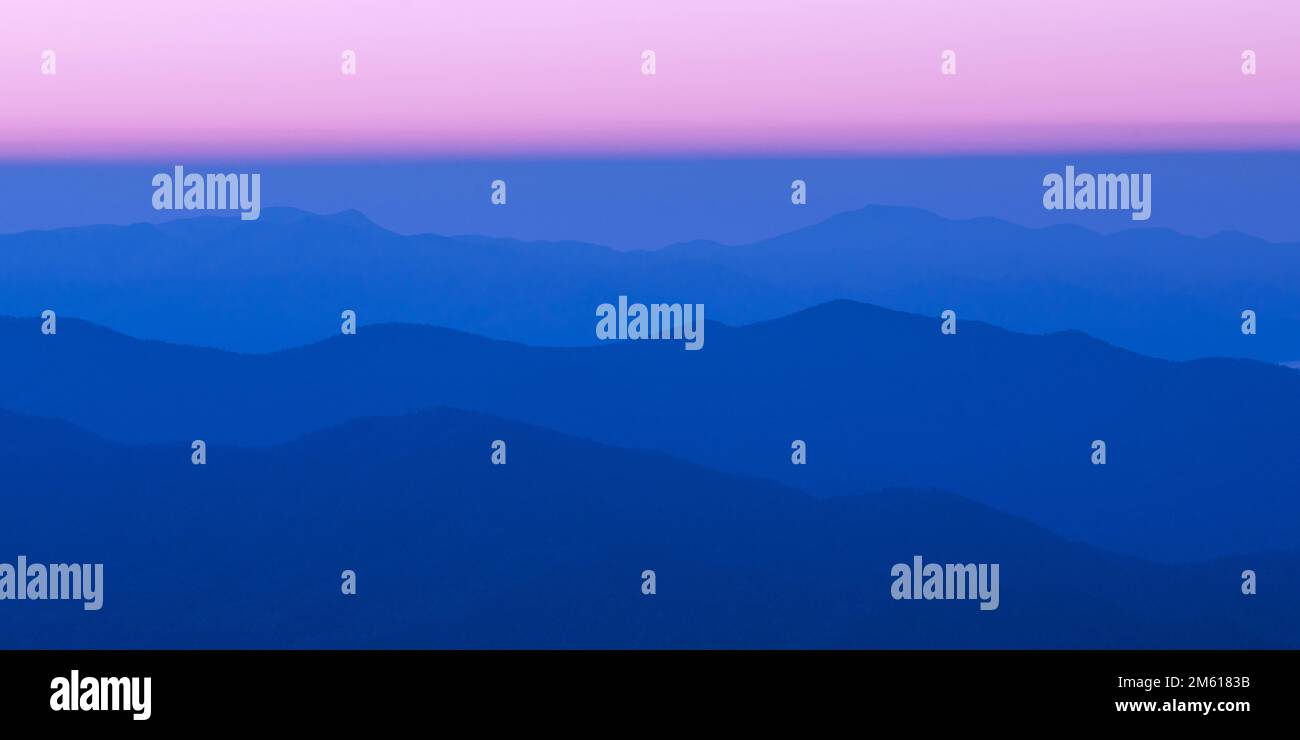Pastellfarben von. Nebeliger Morgen vom Clingmans Dome im Great Smoky Mountain National Park in Tennessee Stockfoto