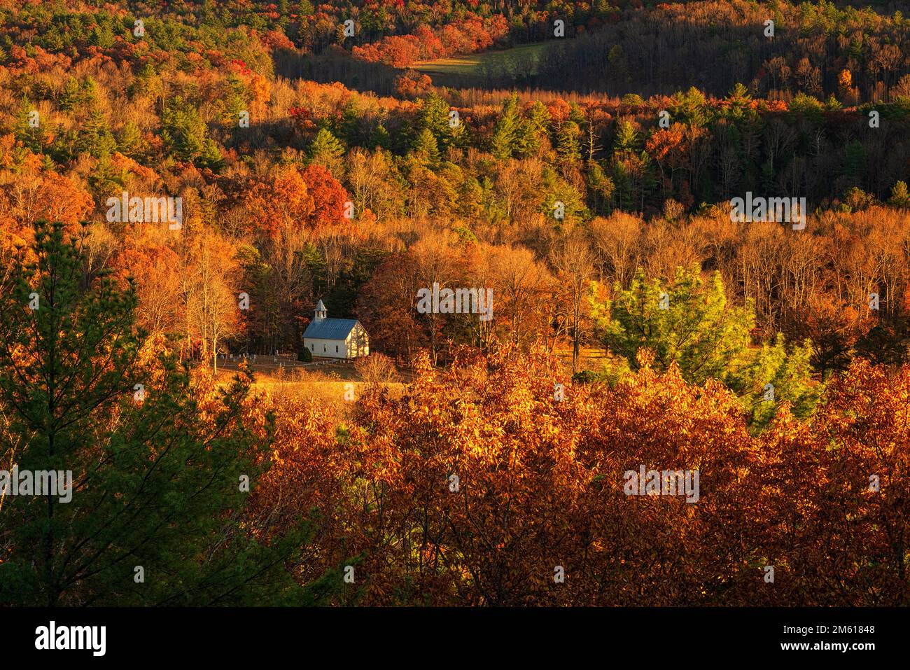 Herbstblick auf die Methodist Church im Cades Cove Abschnitt des Great Smoky Mountain National Park in Tennessee Stockfoto