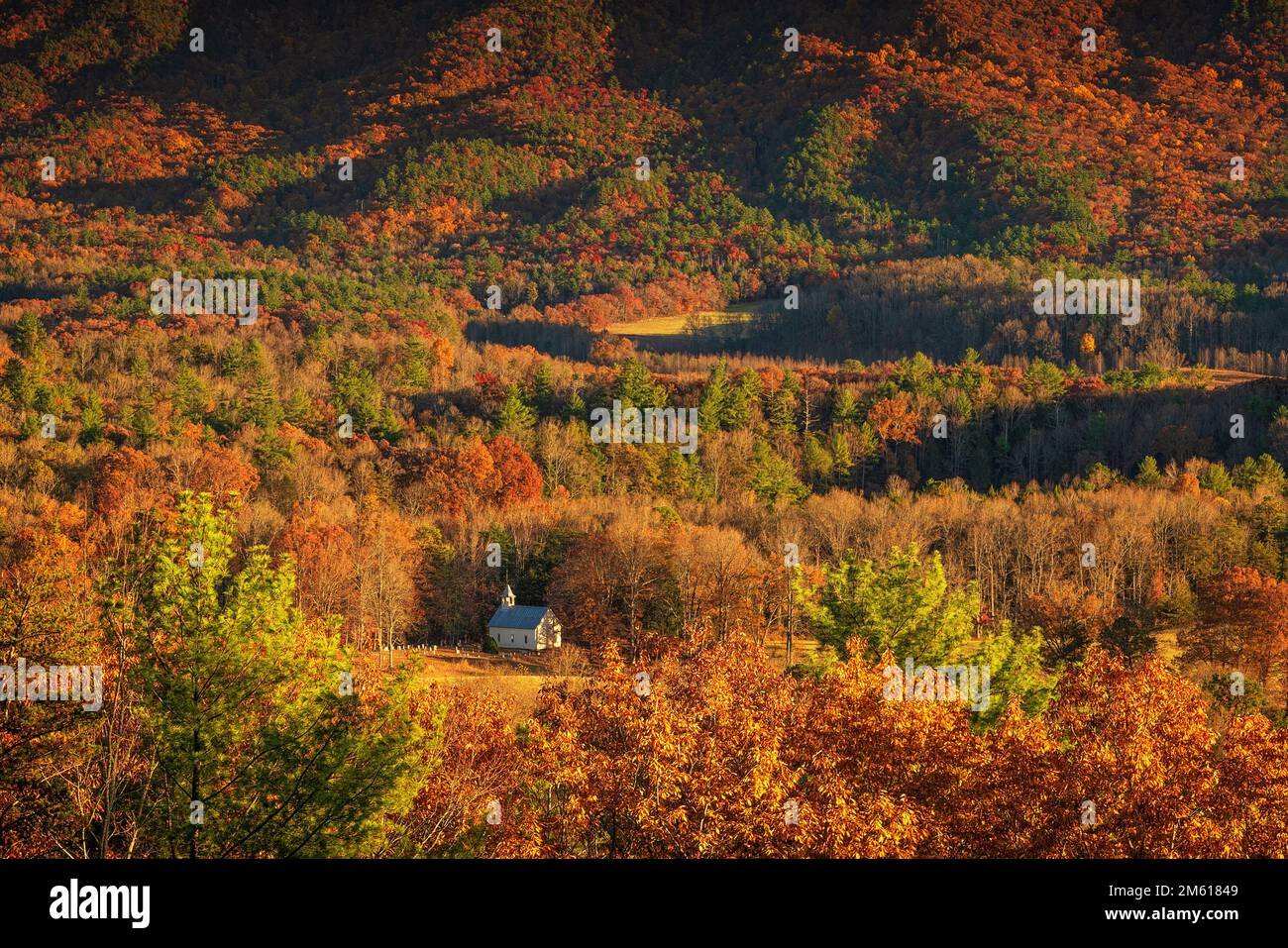 Herbstblick auf die Methodist Church im Cades Cove Abschnitt des Great Smoky Mountain National Park in Tennessee Stockfoto