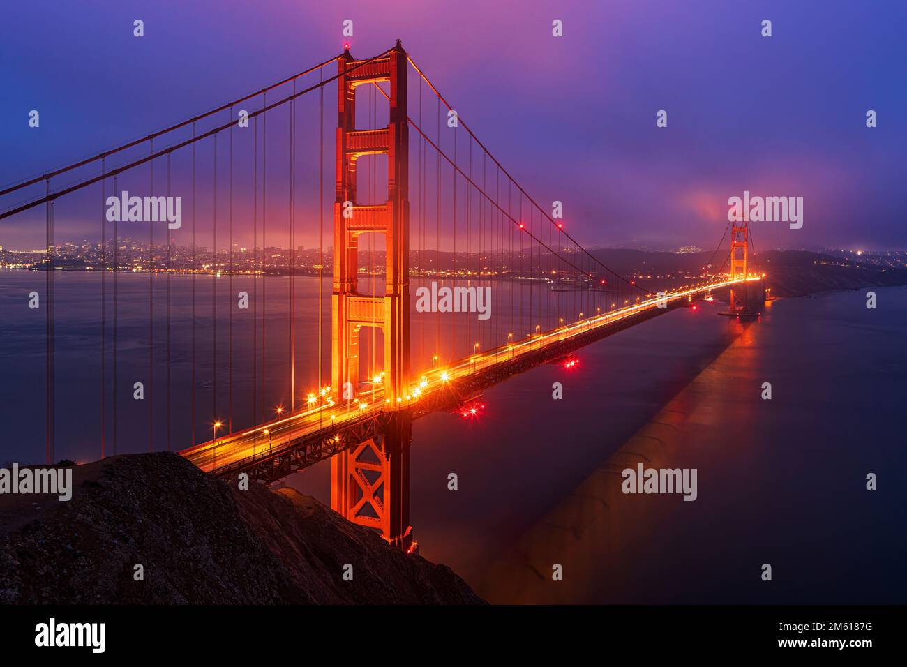 Nebliger Blick auf die Golden Gate Bridge vom Battery Psencer auf den Marin Headlands Stockfoto
