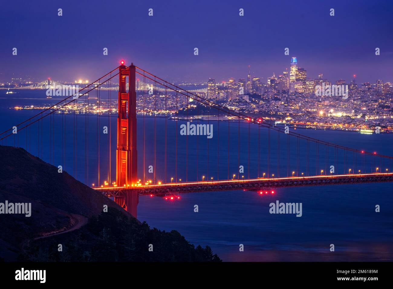 Blick auf die Golden Gate Bridge und die Skyline von San Francisco bei Nacht vom Hawk Hill auf den Marin Headlands Stockfoto