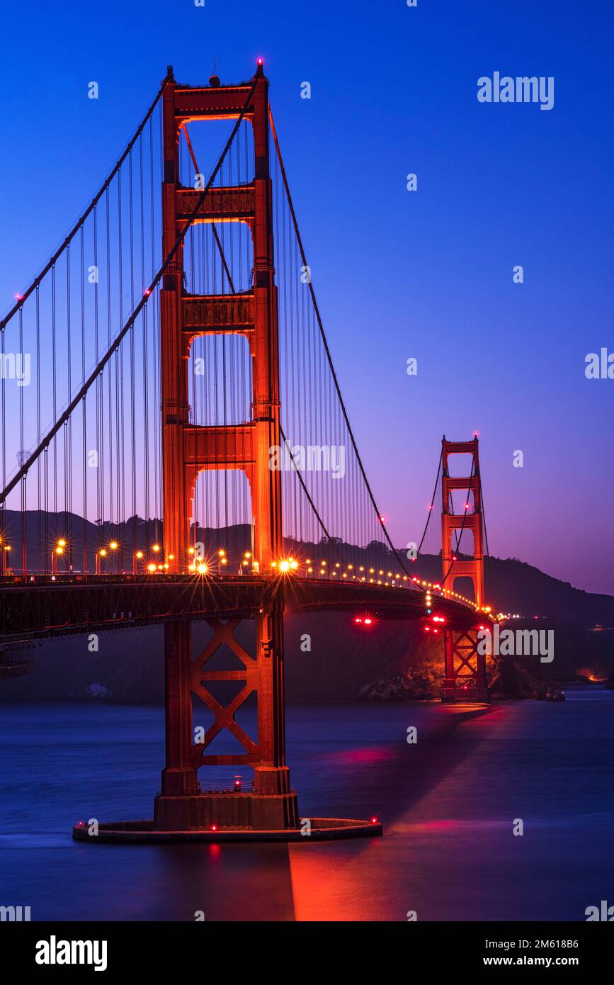 Golden Gate Bridge während der blauen Stunde in der San Francisco Bay Stockfoto