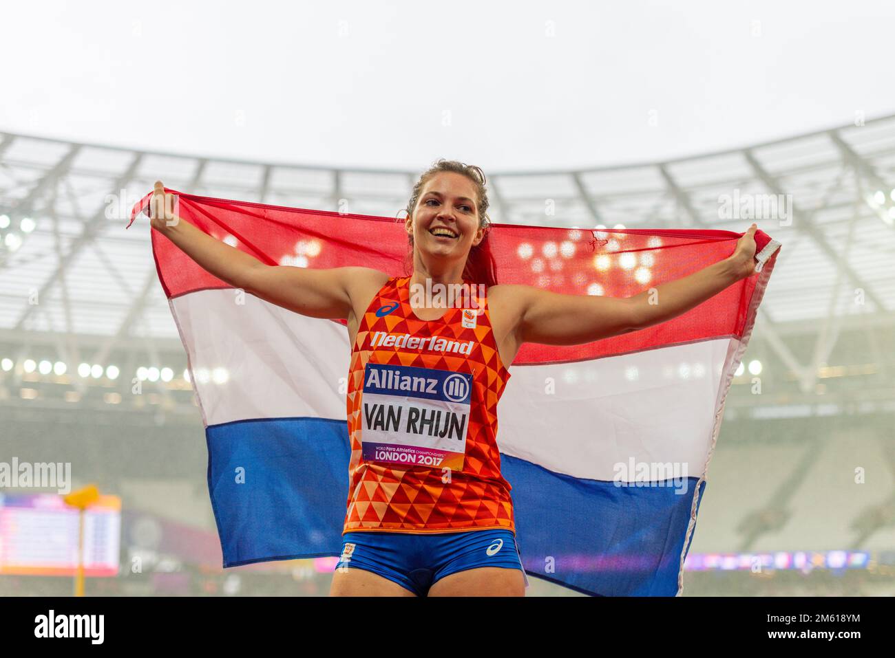 Marlou van Rhijn feiert den Gewinn von T44 200m Gold bei den Para Athletics World Championships 2017 im London Stadium, Großbritannien. Holländische Flagge. Klingenbabe Stockfoto