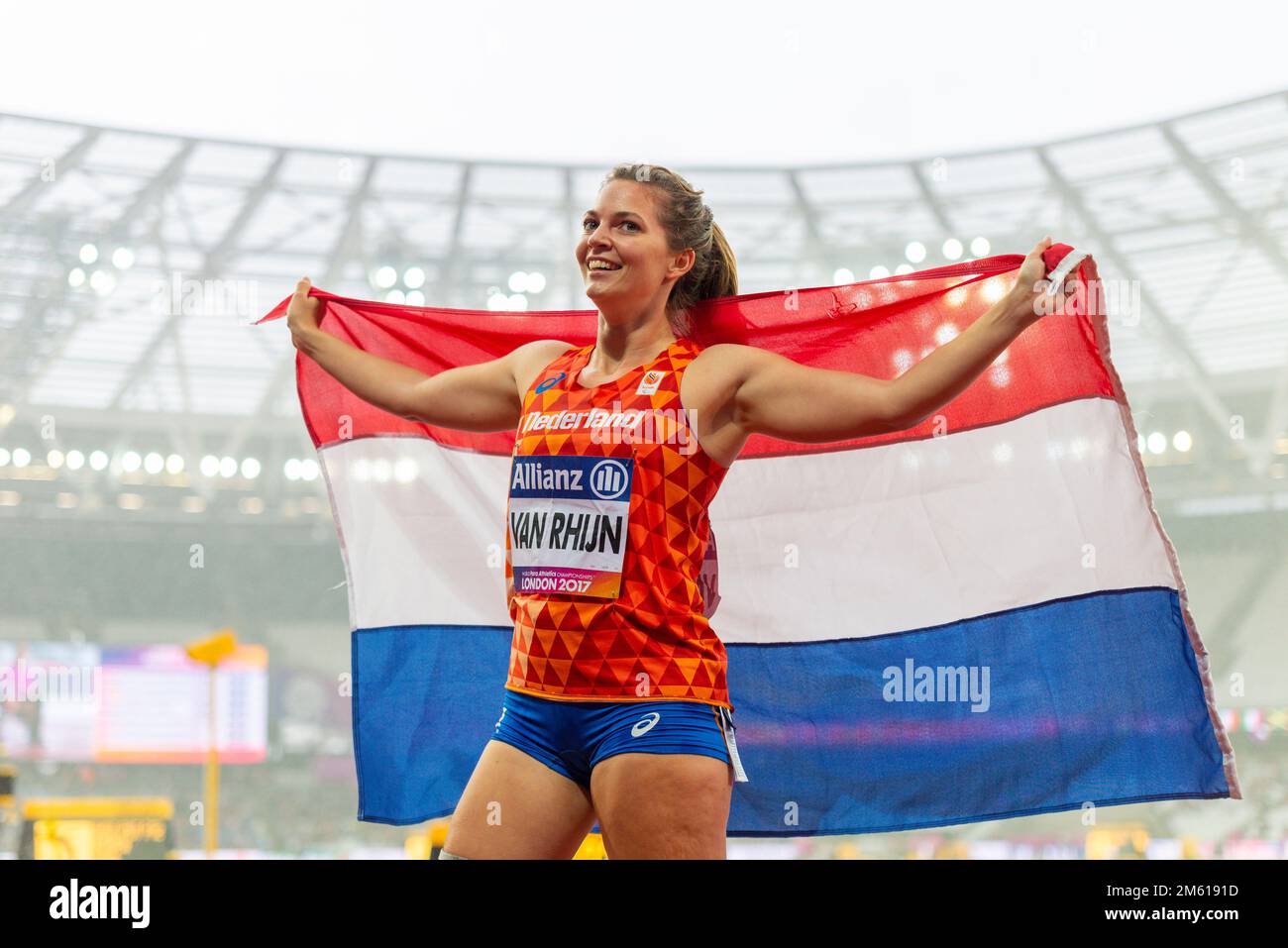 Marlou van Rhijn feiert den Gewinn von T44 200m Gold bei den Para Athletics World Championships 2017 im London Stadium, Großbritannien. Holländische Flagge. Klingenbabe Stockfoto