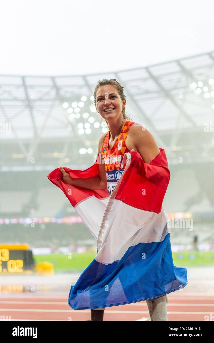 Marlou van Rhijn feiert den Gewinn von T44 200m Gold bei den Para Athletics World Championships 2017 im London Stadium, Großbritannien. Holländische Flagge. Klingenbabe Stockfoto