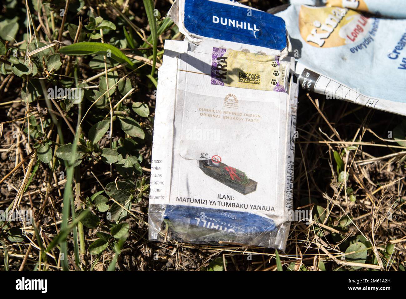 Nakuru, Kenia. 01. Januar 2023. Eine leere Packung Dunhill-Zigaretten mit einem Gesundheitswarnung, geschrieben in kiswahili 'matumizi ya tumbaku yanauwa, was bedeutet, dass Tabakkonsum tötet, und ein Sargsymbol darauf verstreut die Umgebung in der Nähe eines beliebten Unterhaltungsviertels in Nakuru. Eine Studie, die von Forschern des UC Davis Comprehensive Cancer Center in Kalifornien durchgeführt wurde, sagt, dass fast die Hälfte der Todesfälle durch 12 Krebserkrankungen auf Tabakkonsum zurückzuführen ist. (Foto: James Wakibia/SOPA Images/Sipa USA) Guthaben: SIPA USA/Alamy Live News Stockfoto