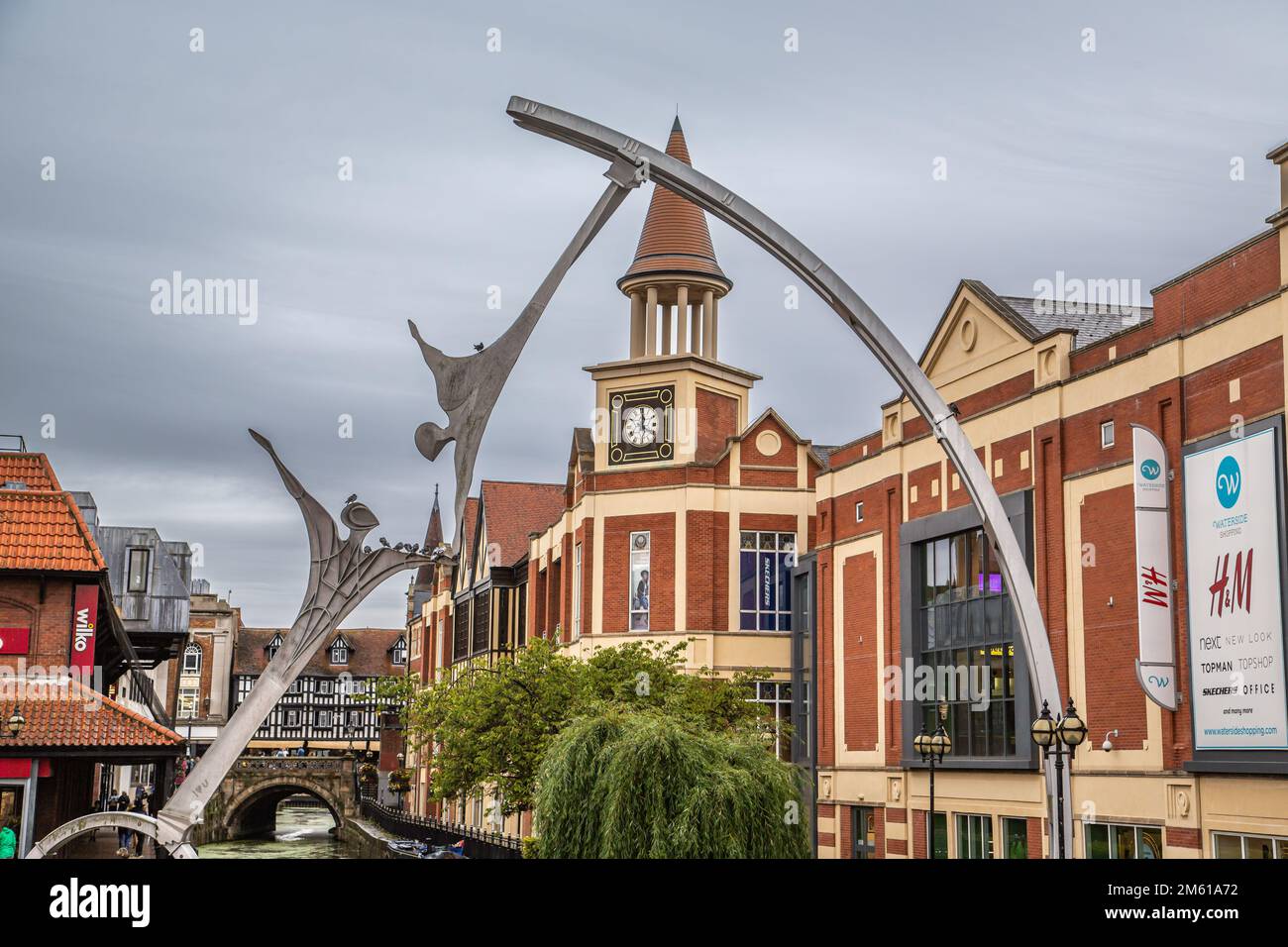 Empowerment ist eine öffentliche Skulptur des Künstlers Stephen Broadbent. Es erstreckt sich über den Fluss Witham im Stadtzentrum von Lincoln. Stockfoto