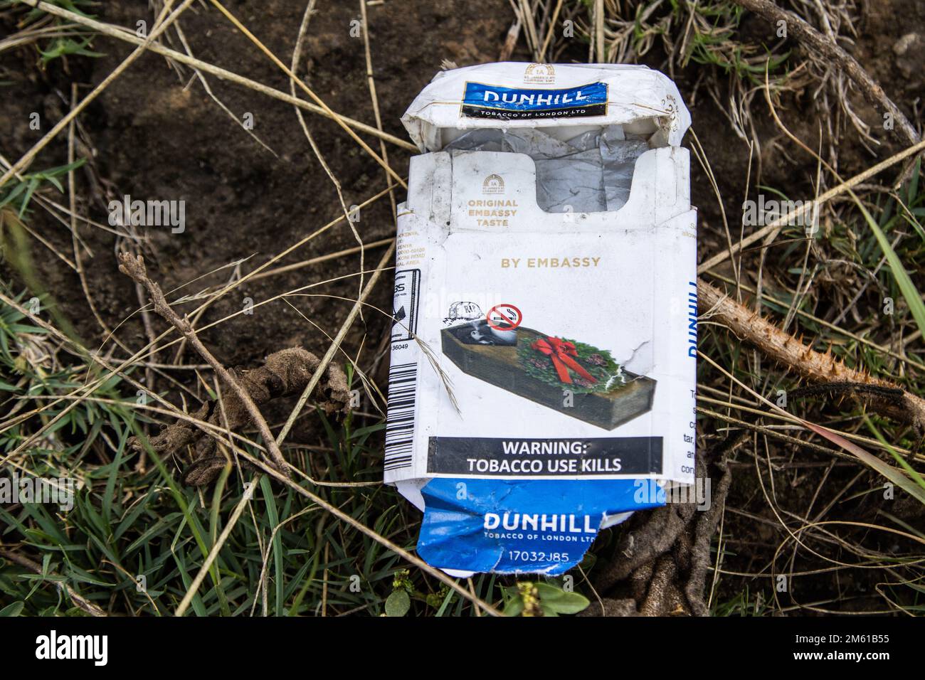 Nakuru Kenia. 1. Januar 2023. Eine leere Packung Dunhill Zigaretten mit dem Gesundheitswarnung Tabakkonsum totet und einem darauf aufgedruckten Sargsymbol verstreut die Umgebung in der Nahe eines beli...