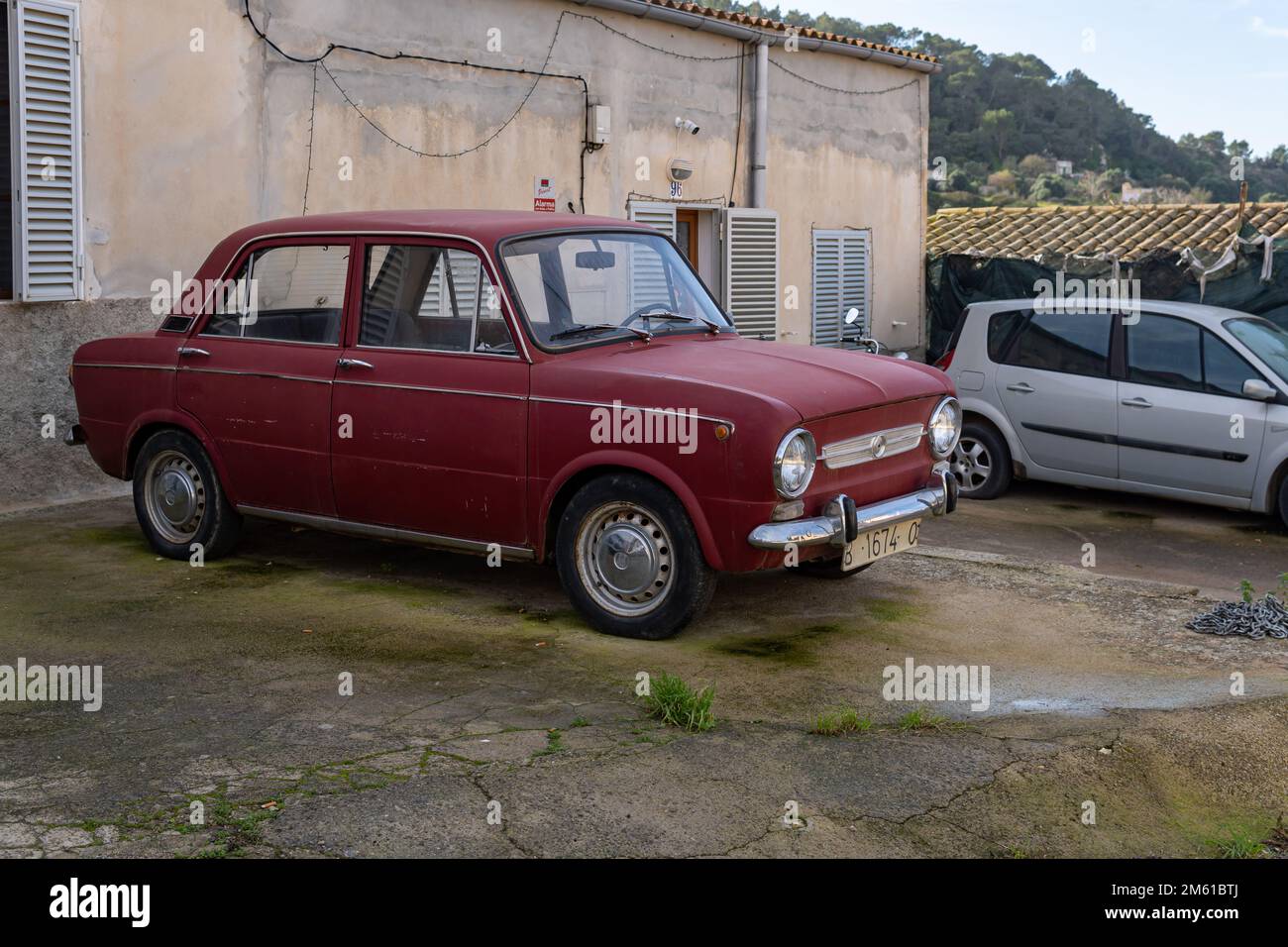 Felanitx, Spanien; dezember 30 2022: Altes Auto der Marke Seat Modell 850, kastanienbraun, parkt in der mallorquinischen Stadt Felanitx, Spanien Stockfoto