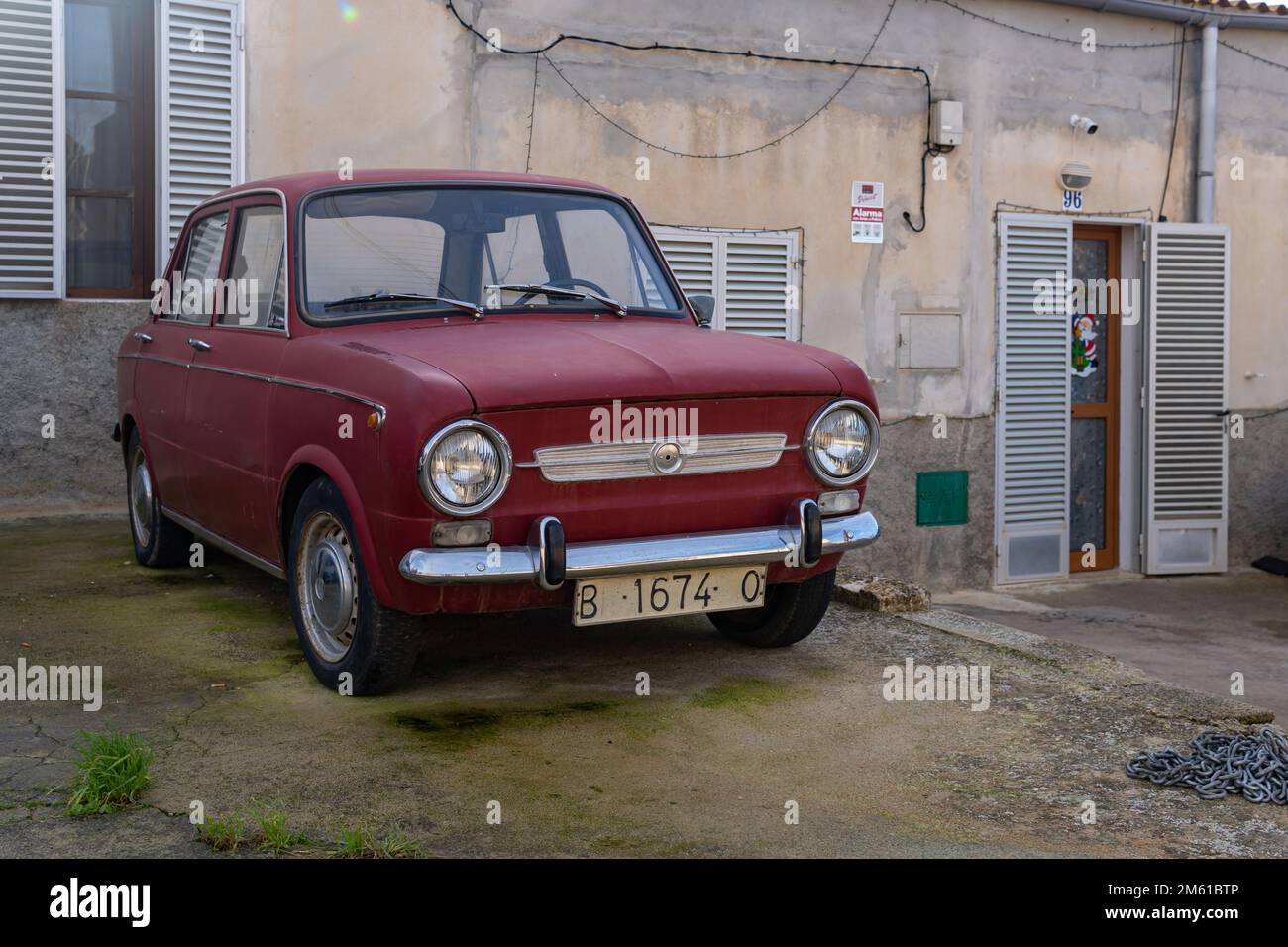 Felanitx, Spanien; dezember 30 2022: Altes Auto der Marke Seat Modell 850, kastanienbraun, parkt in der mallorquinischen Stadt Felanitx, Spanien Stockfoto