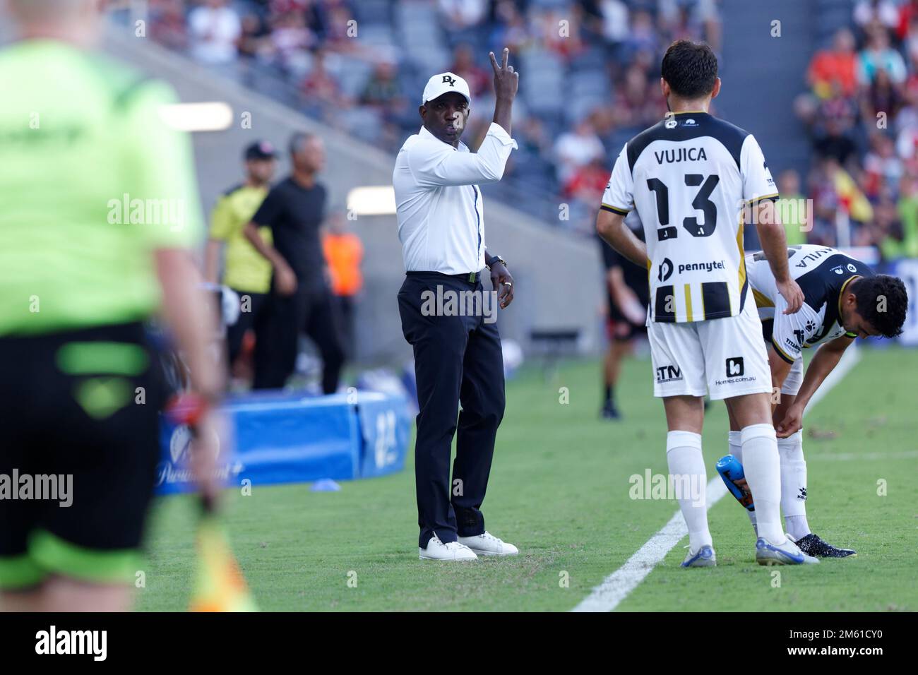 Sydney, Australien. 1. Januar 2023 Coach Dwight Yorke von MacArthur kommuniziert mit Ivan Vujica von MacArthur während des Spiels zwischen Wanderers und MacArthur im CommBank Stadium am 1. Januar 2023 in Sydney, Australien Kredit: IOIO IMAGES/Alamy Live News Credit: IOIO IMAGES/Alamy Live News Stockfoto