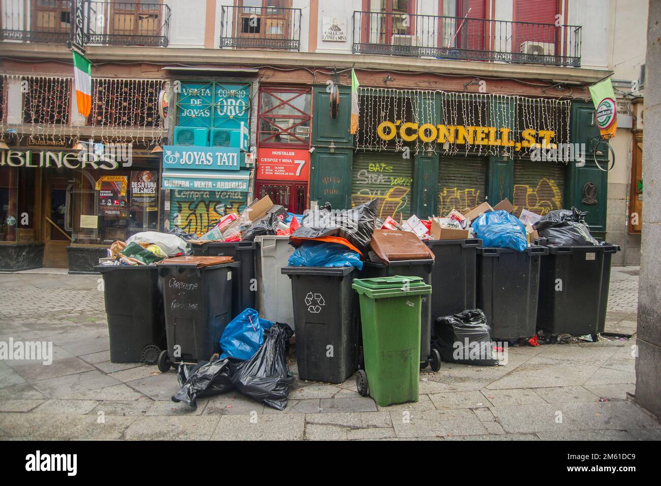 1. Januar 2023, Madrid, Spanien: Erster Tag des Jahres 2023 in den Straßen von Madrid. Der Stadtrat von Madrid wird keinen Müll (Haushaltsabfall, Papier-Karton und Glas) sammeln. Der Service wird dann wieder normal ab Montag, dem 2. Januar, berichtet der Stadtrat von Madrid in einer Erklärung. (Kreditbild: © Alberto Sibaja/Pacific Press via ZUMA Press Wire) Stockfoto