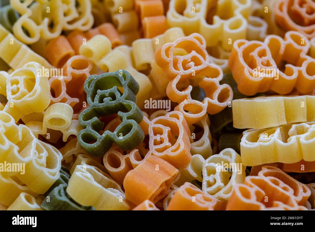 Nahaufnahme von Teddybär Formen farbenfrohen Nudelhintergrund für Designzwecke Stockfoto