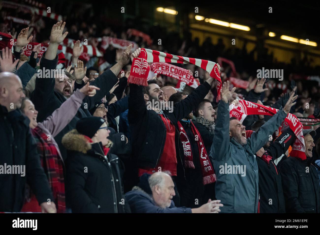 Waldfans heben beim Premier League-Spiel Nottingham Forest vs Chelsea im City Ground, Nottingham, Großbritannien, 1. Januar 2023 das Dach (Foto: Ritchie Sumpter/News Images) Stockfoto