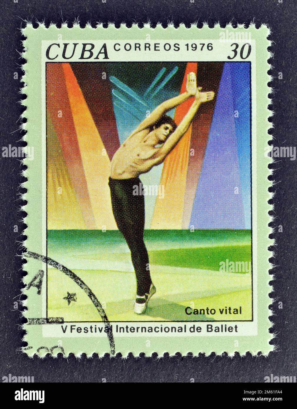 Von Kuba gedruckte, stornierte Briefmarke, die Szene aus „Vital Song“, 5. International Ballet Festival, Havanna, ca. 1976 zeigt. Stockfoto