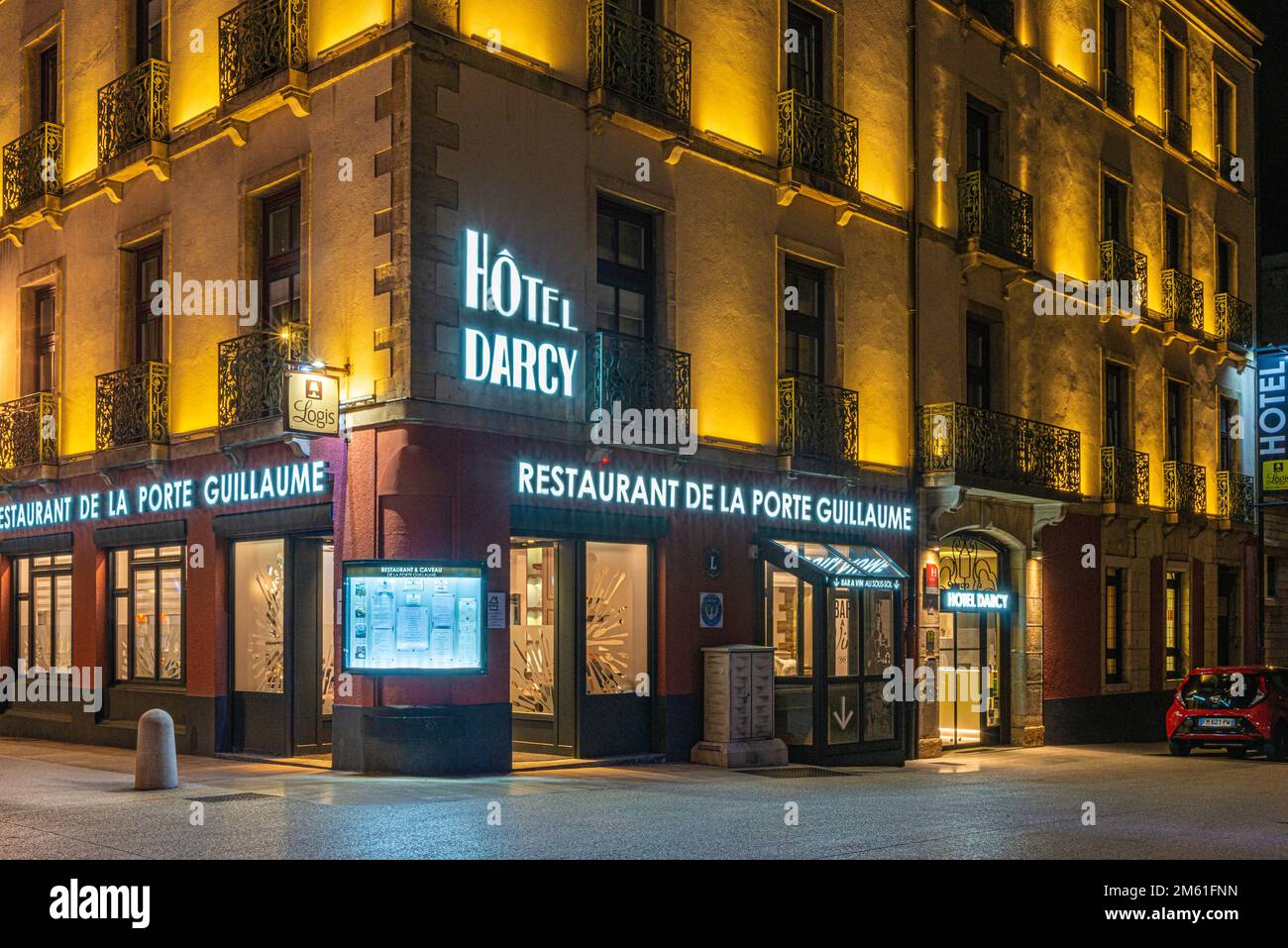 Vor dem Hotel Darcy mit Restaurant De La Porte Guillaume in Dijon, Frankreich bei Nacht Stockfoto
