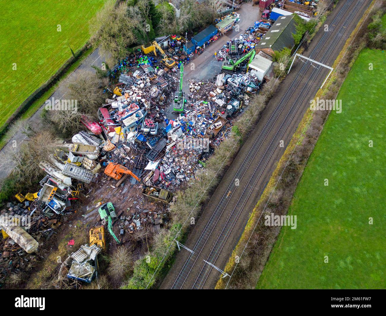 Ehemalige Achterbahn von Alton Towers Nemesis Track sah Laying in a Scrap Yard Anfang 2023 aus The Air, Stone Stockfoto