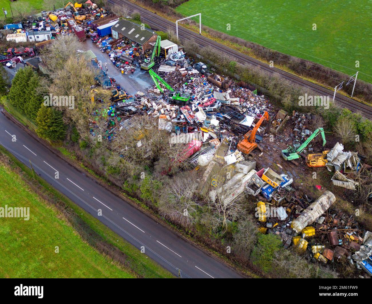 Ehemalige Achterbahn von Alton Towers Nemesis Track sah Laying in a Scrap Yard Anfang 2023 aus The Air, Stone Stockfoto