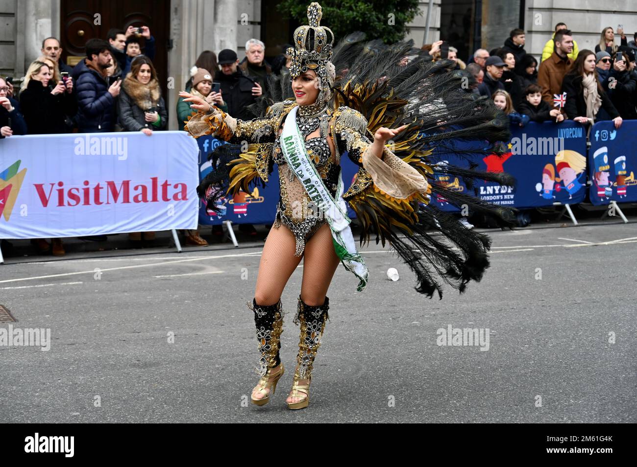 London, Großbritannien. 01. Januar 2023. London, Großbritannien. Rainha Da Bateria, London School of Samba. Nach einer Pause, die durch die Covid-Pandemie ausgelöst wurde, kehrten die Massen zurück, um Londons Neujahrsparade zu sehen.Peformer aus der ganzen Welt kehrten zum ersten Mal seit 2020 auf die Straßen des West End zurück. Kredit: michael melia/Alamy Live News Stockfoto