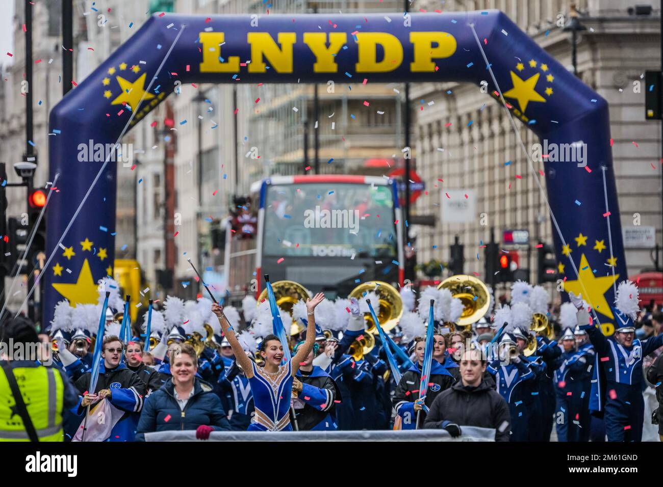 London, Großbritannien. 1. Januar 2023. Die Band des Lebanon Valley College ist der Vorreiter – die Silvesterparade in London markiert den Beginn des Neujahrs 2023. Kredit: Guy Bell/Alamy Live News Stockfoto