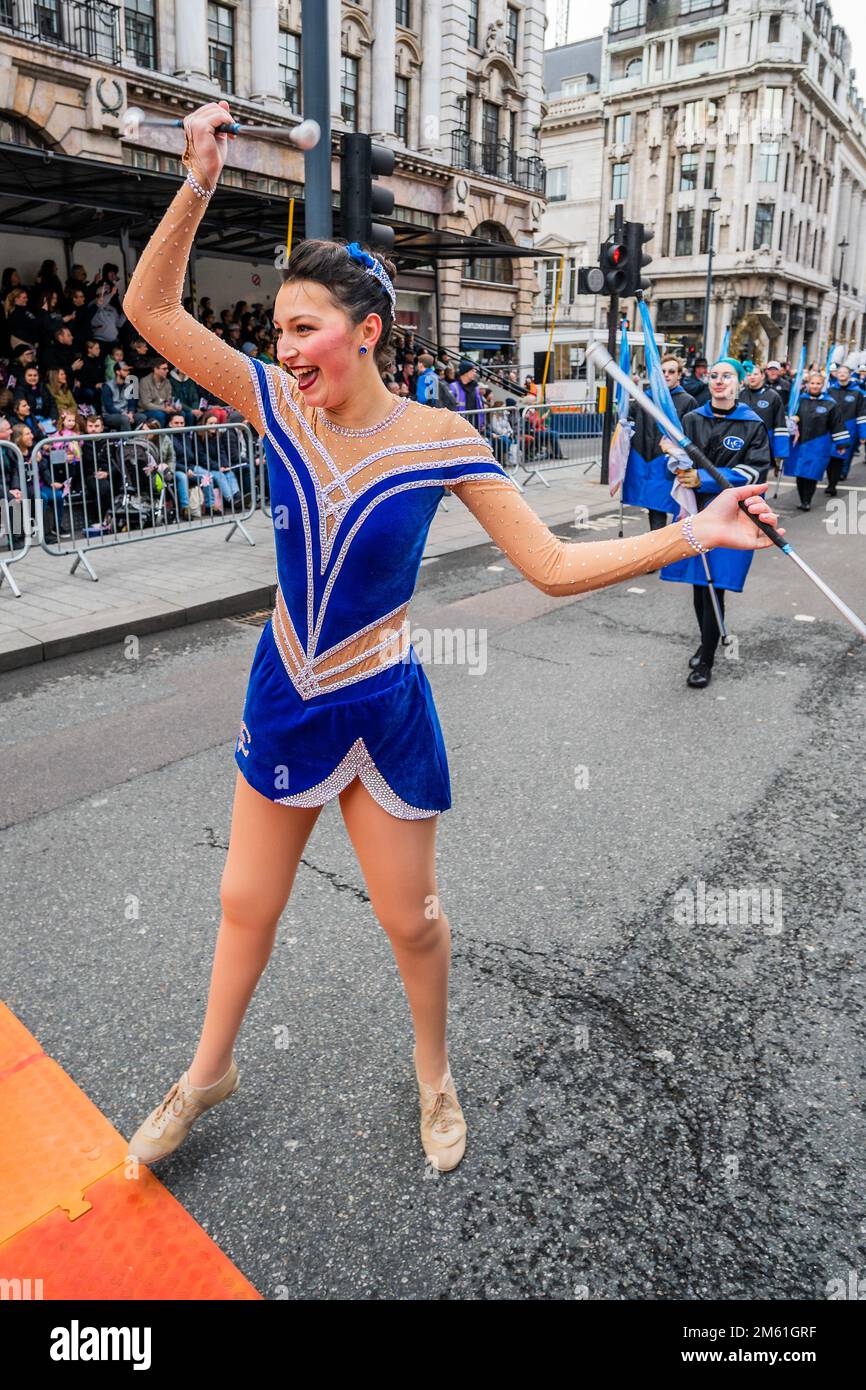 London, Großbritannien. 1. Januar 2023. Die Band des Lebanon Valley College ist der Vorreiter – die Silvesterparade in London markiert den Beginn des Neujahrs 2023. Kredit: Guy Bell/Alamy Live News Stockfoto