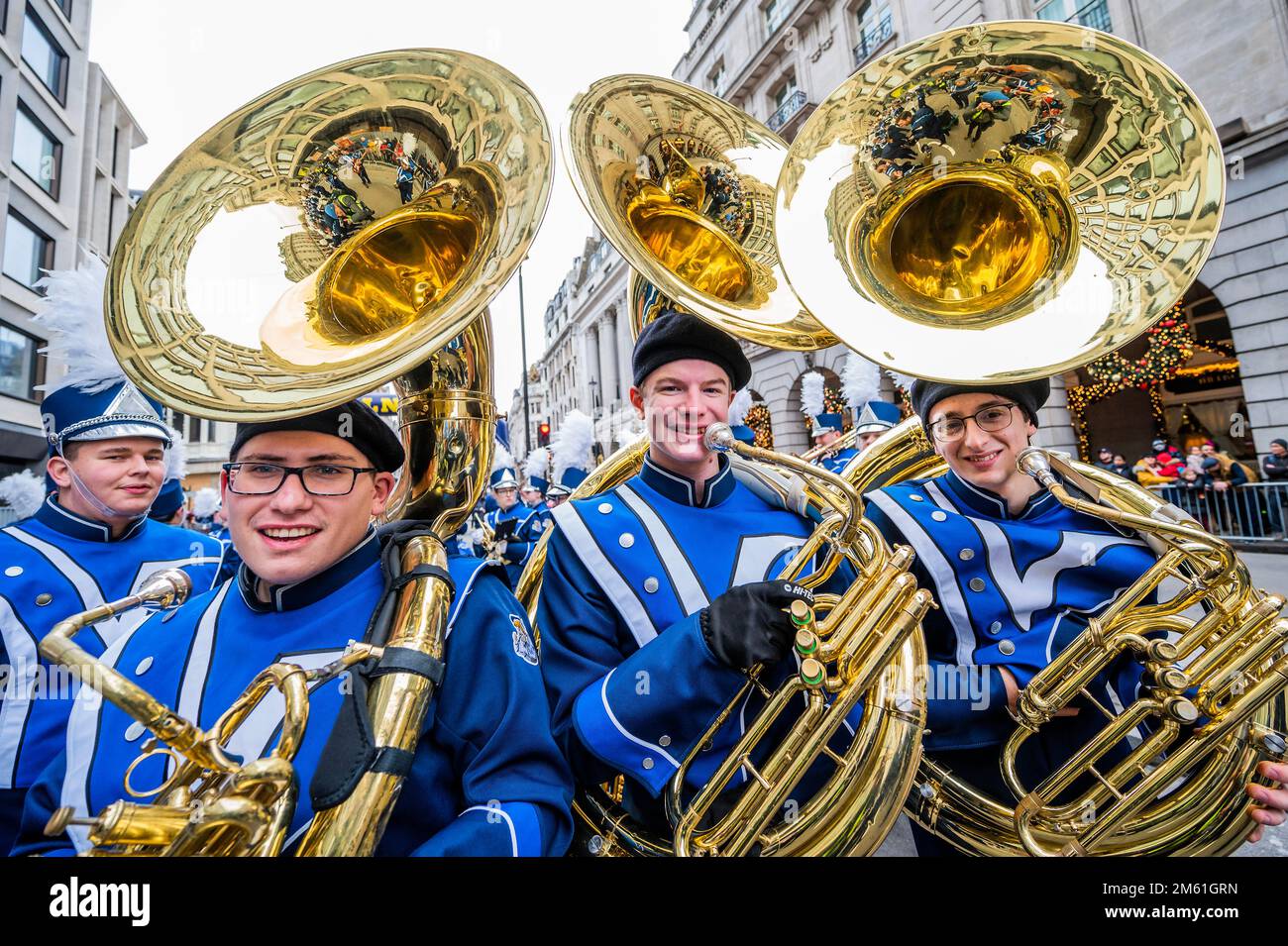 London, Großbritannien. 1. Januar 2023. Die Band des Lebanon Valley College ist der Vorreiter – die Silvesterparade in London markiert den Beginn des Neujahrs 2023. Kredit: Guy Bell/Alamy Live News Stockfoto