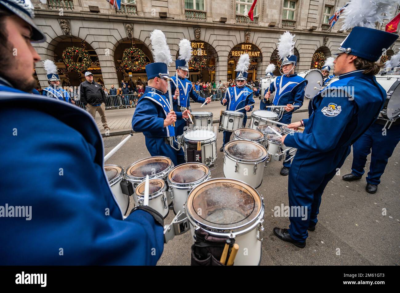 London, Großbritannien. 1. Januar 2023. Die Band des Lebanon Valley College ist der Vorreiter – die Silvesterparade in London markiert den Beginn des Neujahrs 2023. Kredit: Guy Bell/Alamy Live News Stockfoto