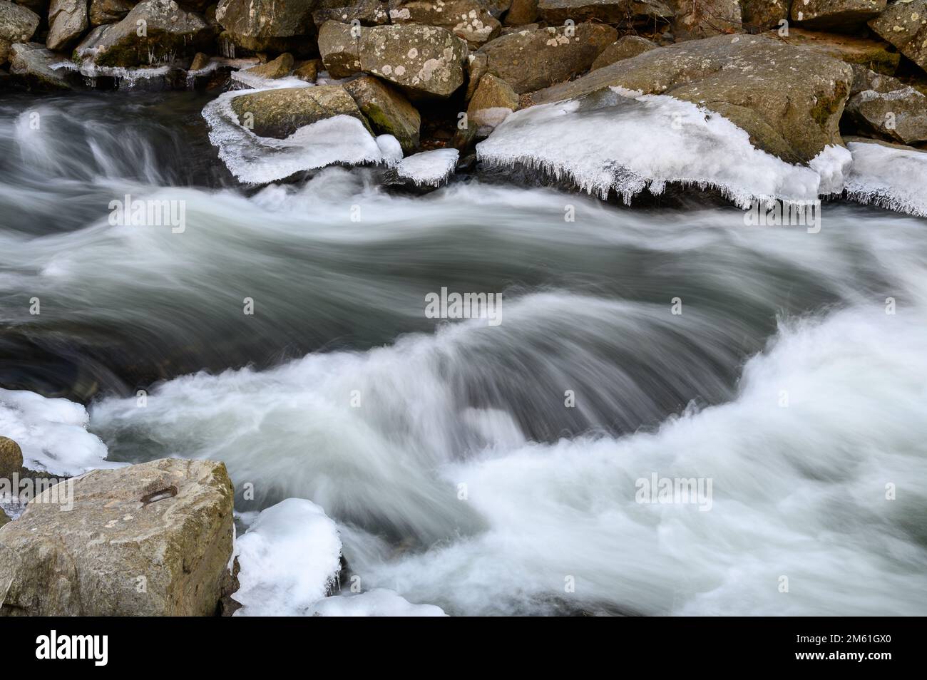Die eisigen Kaskaden von Deer Creek im Rocks State Park in Maryland ...