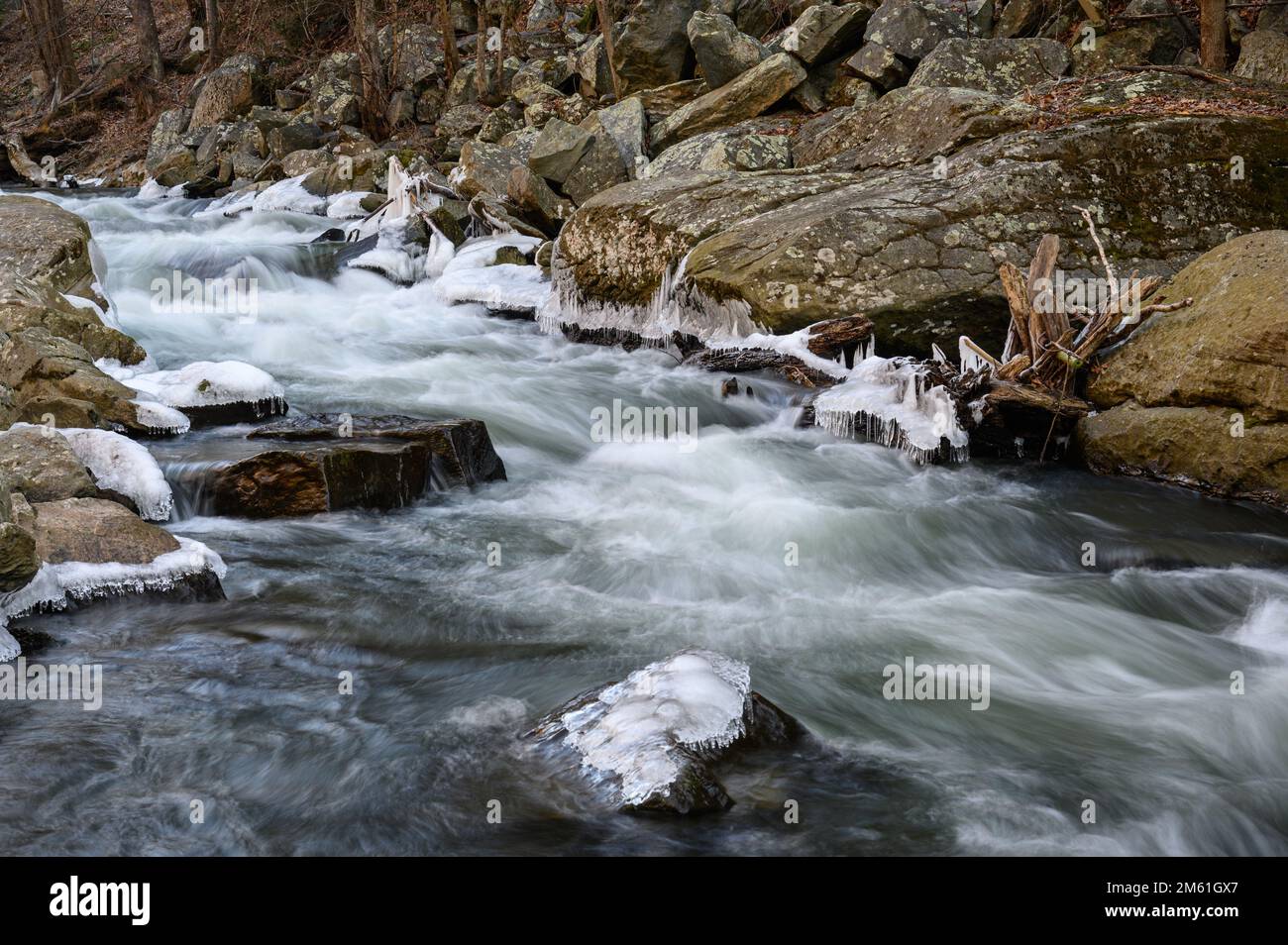Die eisigen Kaskaden von Deer Creek im Rocks State Park in Maryland, wie sie nach Storm Elliott Ende Dezember 2022 zu sehen sind Stockfoto