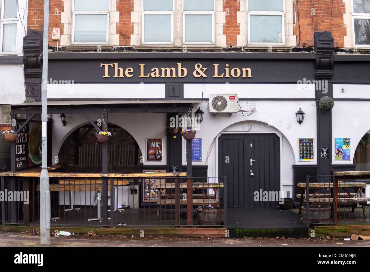 The Lamb & Lion Pub in Westcliff on Sea, Essex, Großbritannien. Schauplatz eines Todes am 23. Dezember, der als Mord eingestuft wird. Der Pub ist geschlossen Stockfoto
