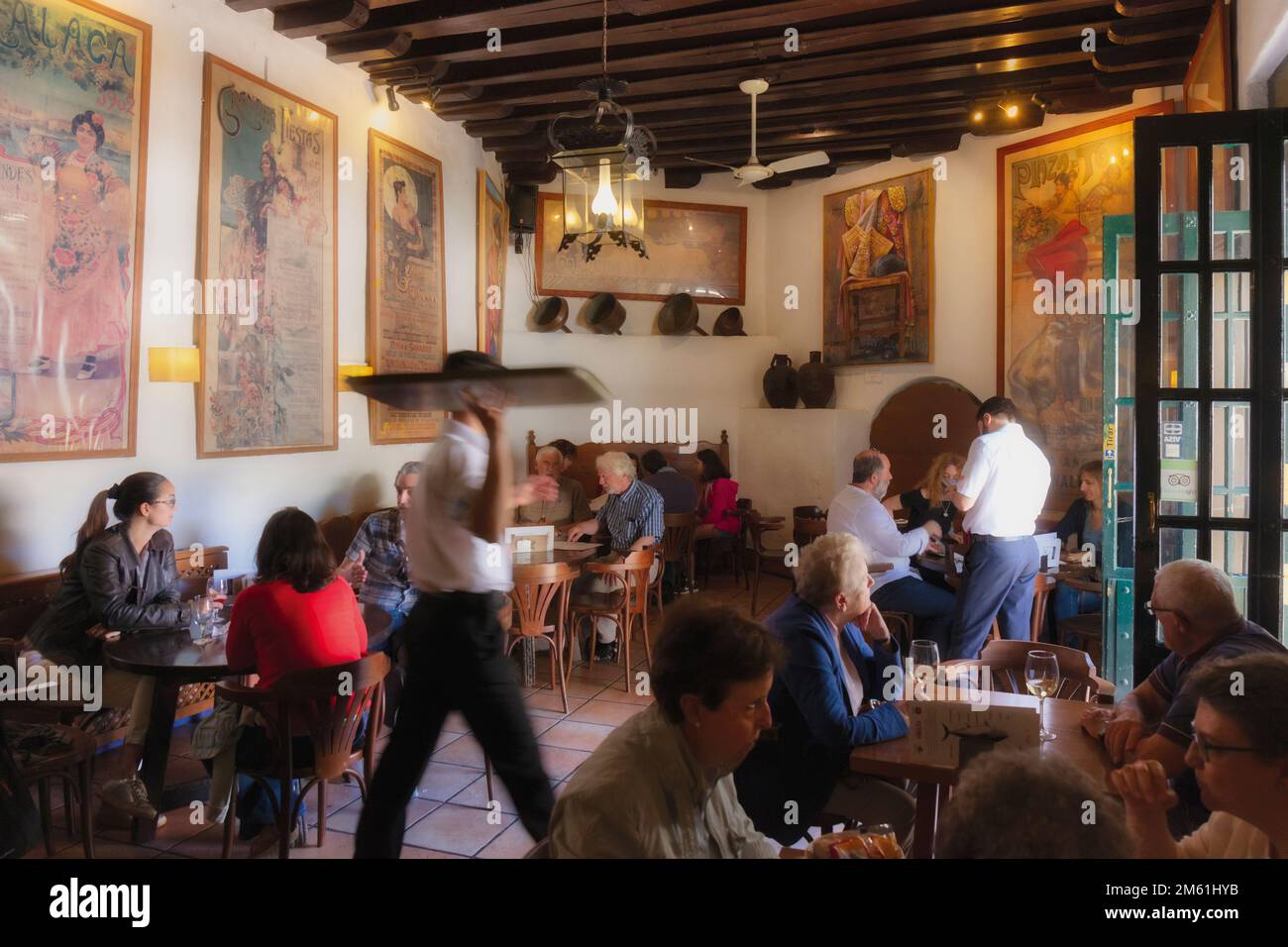 Kunden in Bodega Bar El Pimpi, Malaga, Costa del Sol, Provinz Malaga, Andalusien, Südspanien. Stockfoto