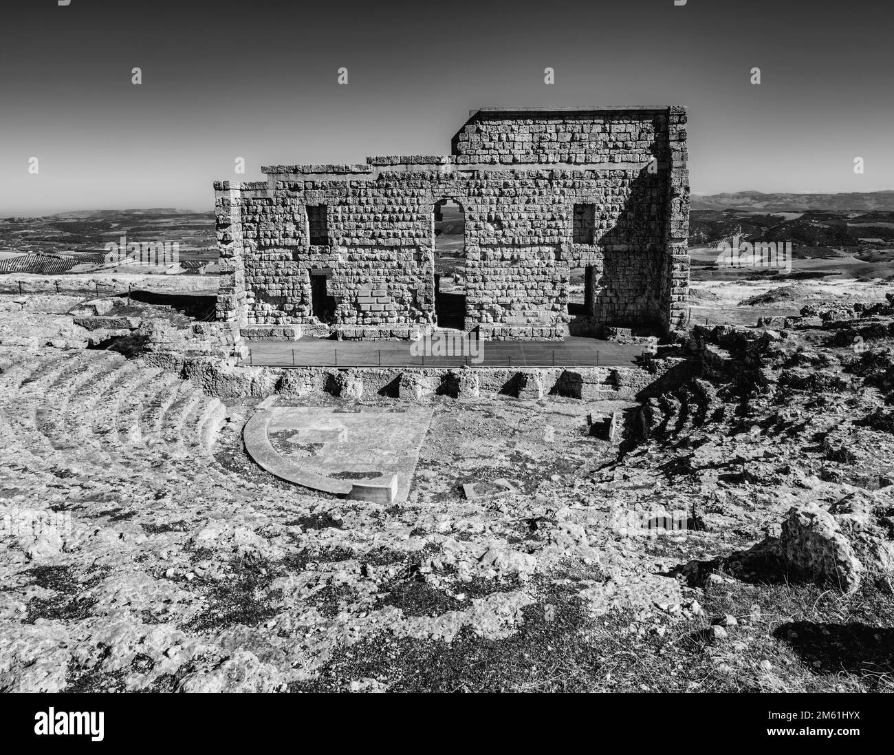 Das Theater an den römischen Ruinen von Acinipo, Provinz Malaga, Andalusien, Südspanien. Die Stadt wurde 45 v. Chr. gegründet und ist auch als Ronda La Vieja oder O bekannt Stockfoto