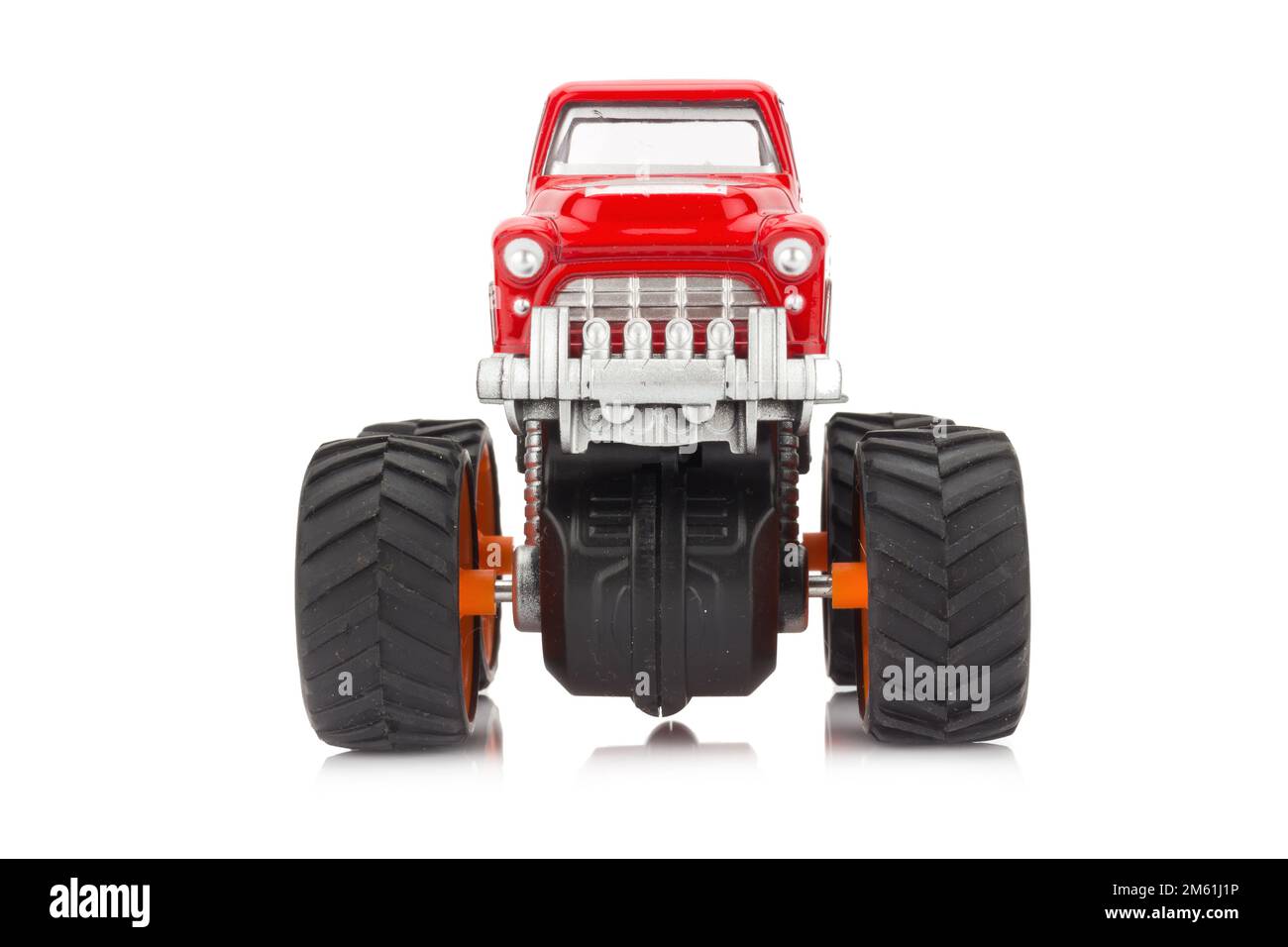 Großer Truck Spielzeugfarbe rot isoliert auf weißem Hintergrund. Stockfoto