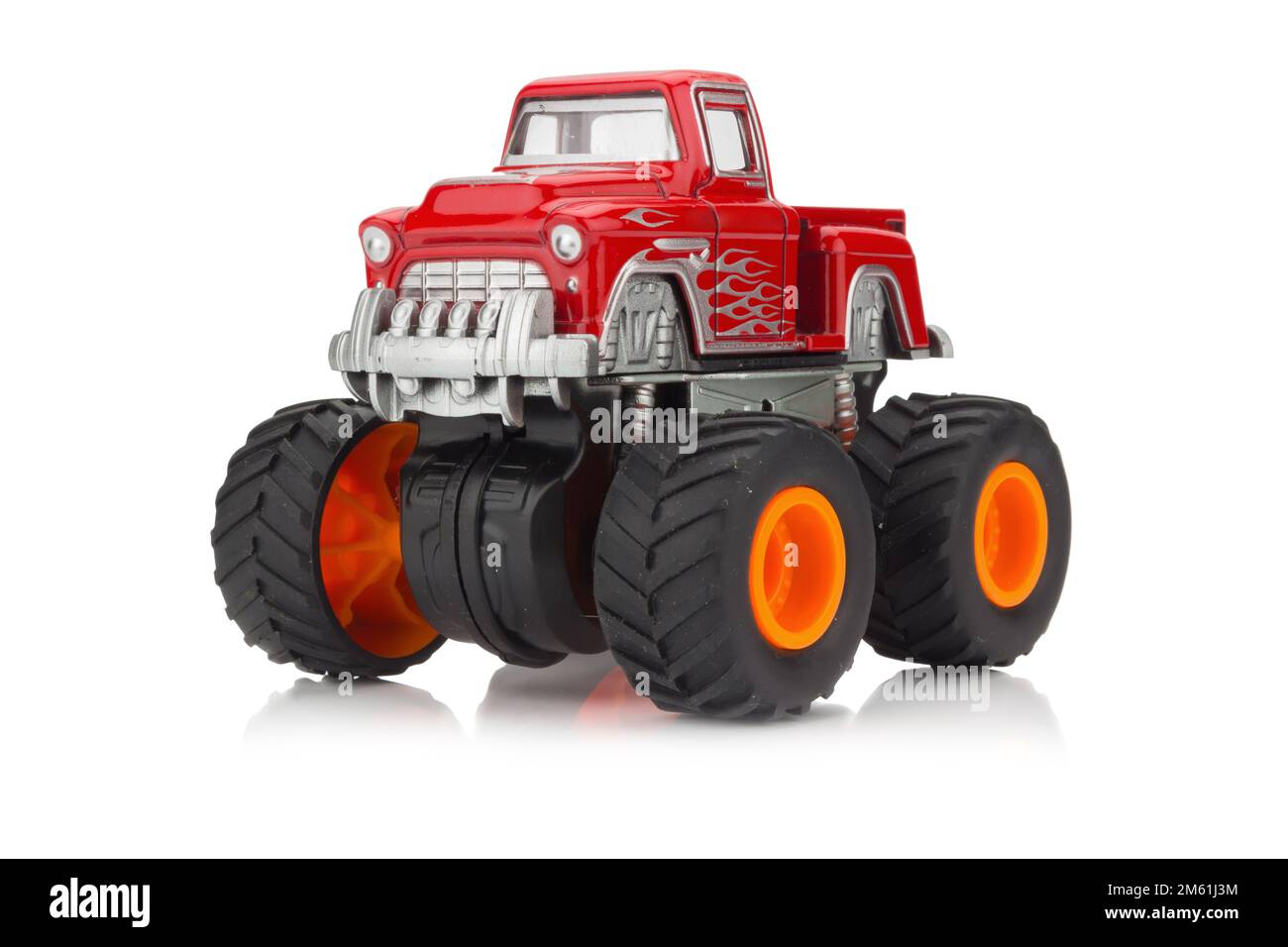 Großer Truck Spielzeugfarbe rot isoliert auf weißem Hintergrund. Stockfoto